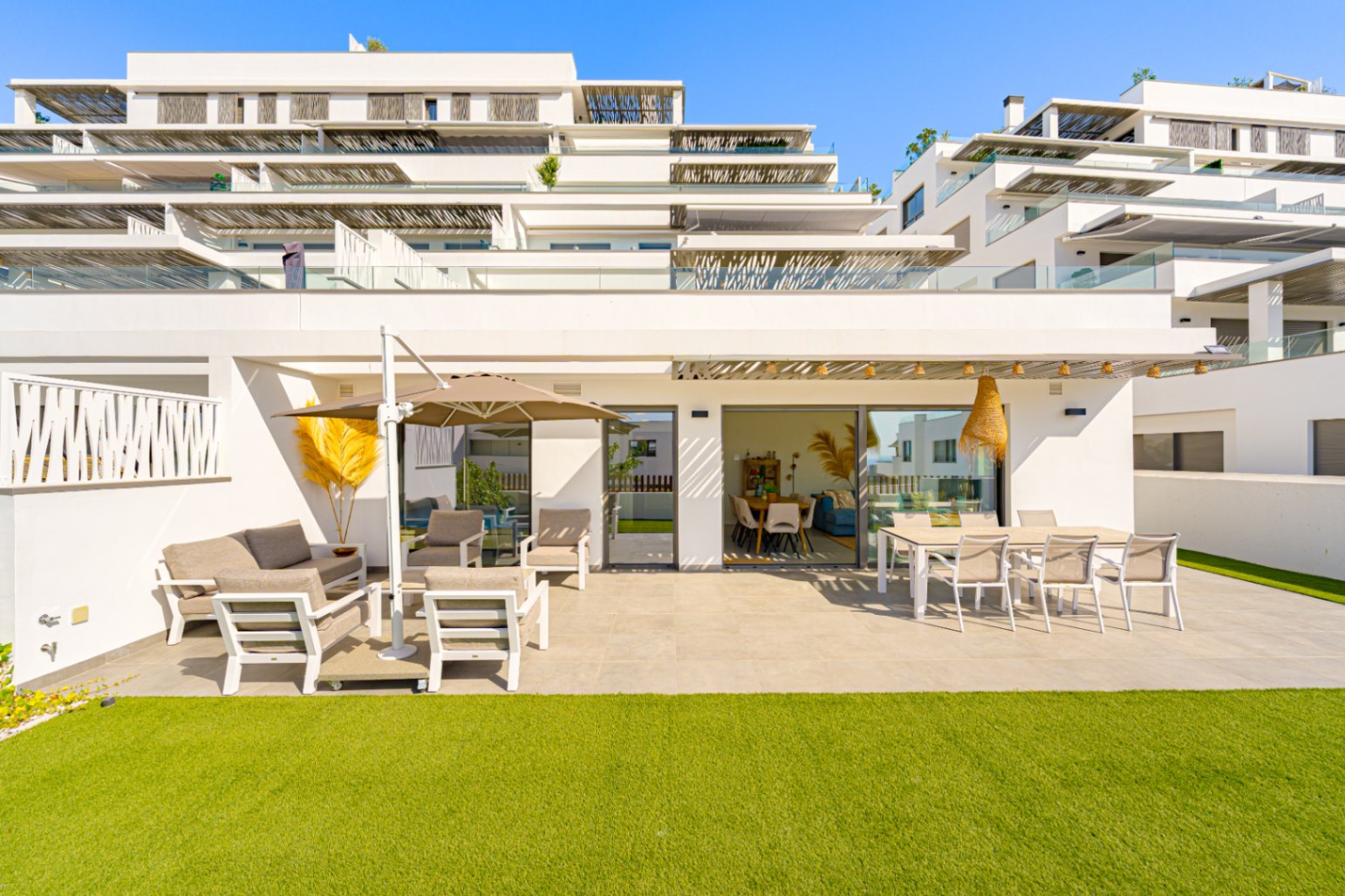 Luxury ground floor corner apartment with sea view, 106 m² terrace and garden in Seascape Resort.