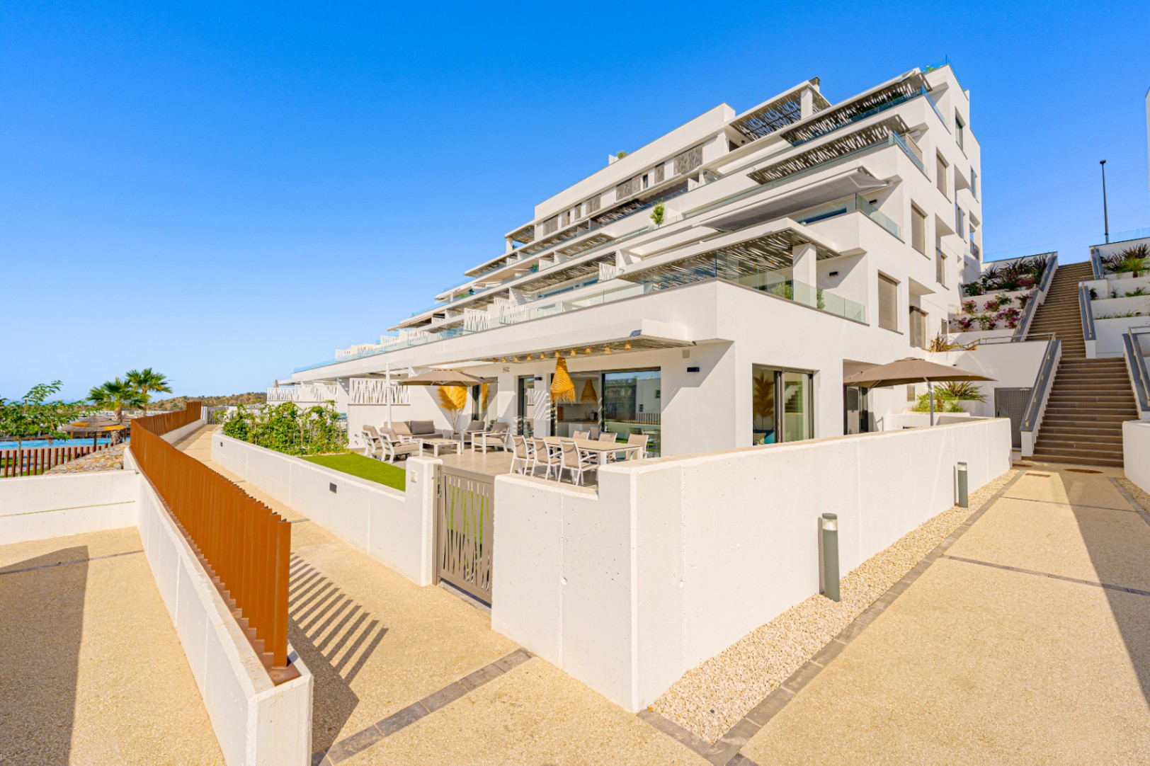 Luxury ground floor corner apartment with sea view, 106 m² terrace and garden in Seascape Resort.