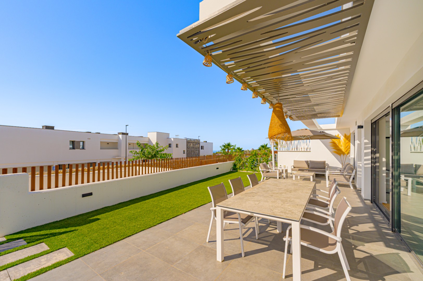 Luxury ground floor corner apartment with sea view, 106 m² terrace and garden in Seascape Resort.