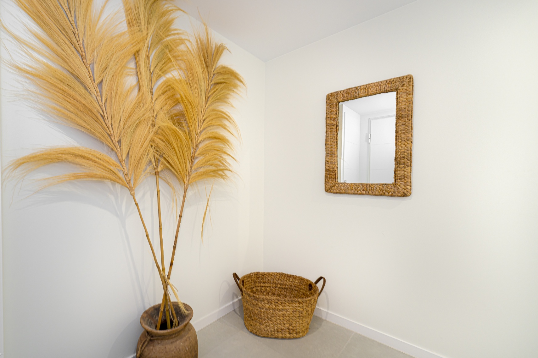 Luxury ground floor corner apartment with sea view, 106 m² terrace and garden in Seascape Resort.