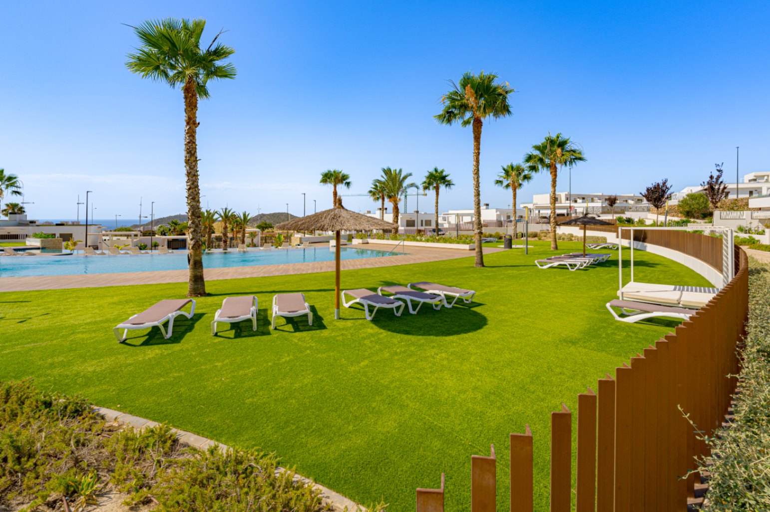 Luxury ground floor corner apartment with sea view, 106 m² terrace and garden in Seascape Resort.
