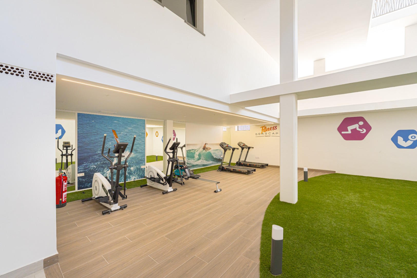 Luxury ground floor corner apartment with sea view, 106 m² terrace and garden in Seascape Resort.