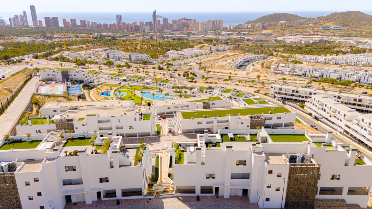 Luxury ground floor corner apartment with sea view, 106 m² terrace and garden in Seascape Resort.